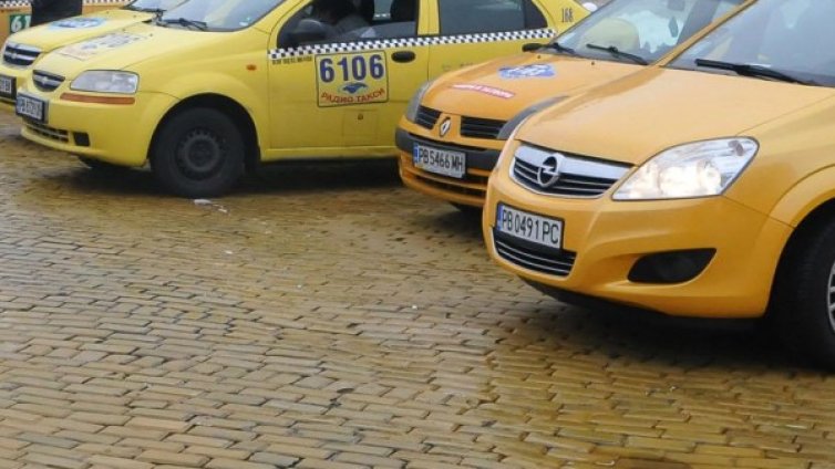 Комисията в НС отхвърли новия данък за такситата 
