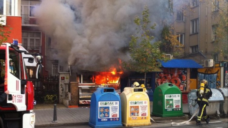 Изгоря павилион за закуски в центъра на София