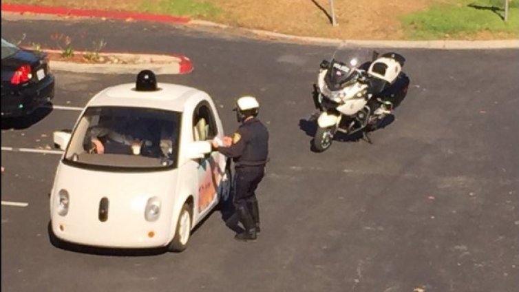 Куриоз! Полицай спря кола на Google без шофьор