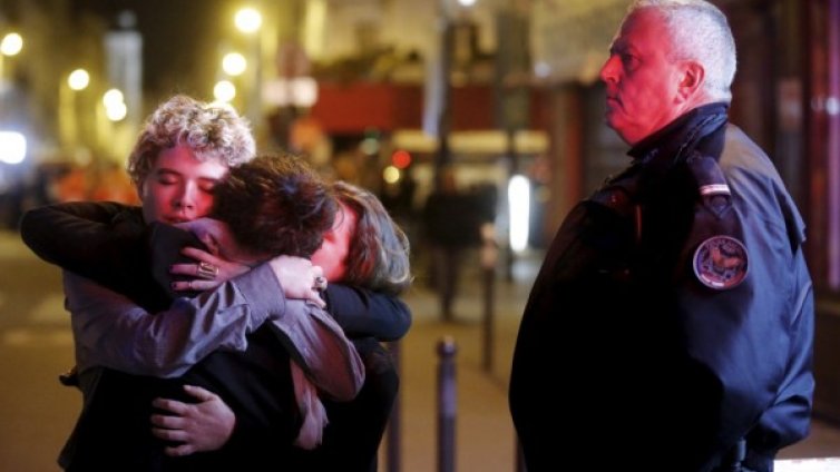 Меркел е дълбоко потресена от атентатите в Париж