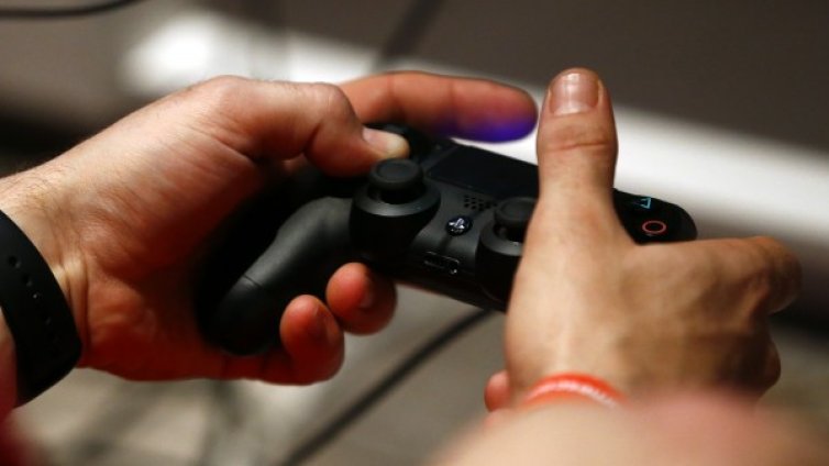 Атентаторите в Париж комуникирали с Playstation?