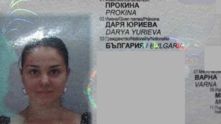 Българката, залята с киселина в Индия, излетя за Москва