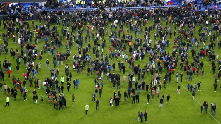 Защо Оланд не евакуира Стад дьо Франс? 