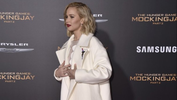 Звездите от "Игрите на глада" почетоха жертвите в Париж