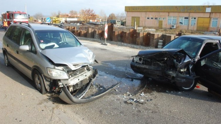 Челен сблъсък прати четирима в болница