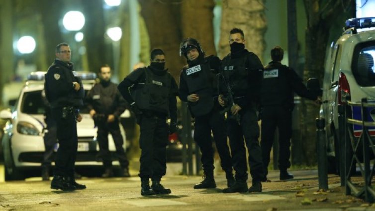 Стрелба в предградие на Париж, поне две жертви