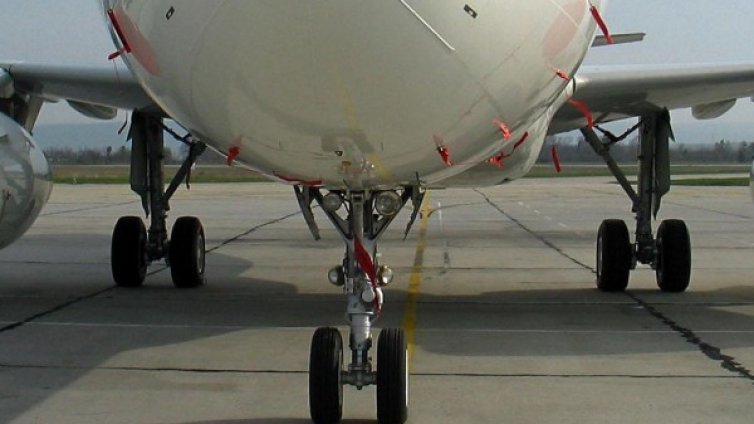 Сигнал за бомба приземи самолет в Бургас*