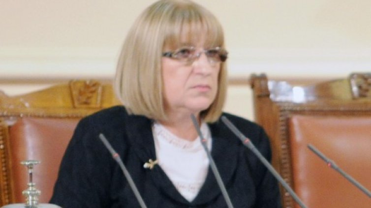 Защо ме плюеш? Ще плюя и аз! Депутати на косъм от бой