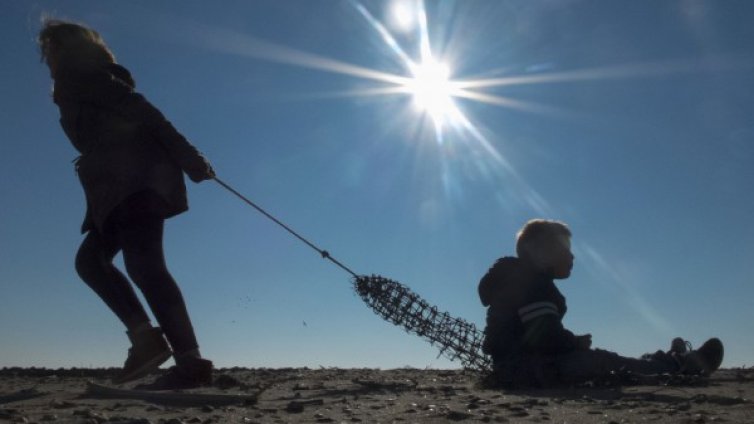 Намалява броят на децата в институции у нас