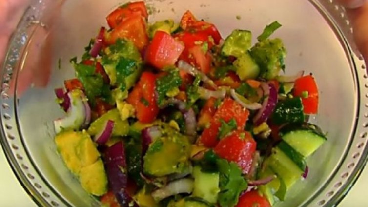 Рецептата Dnes: Салата с авокадо и магданоз
