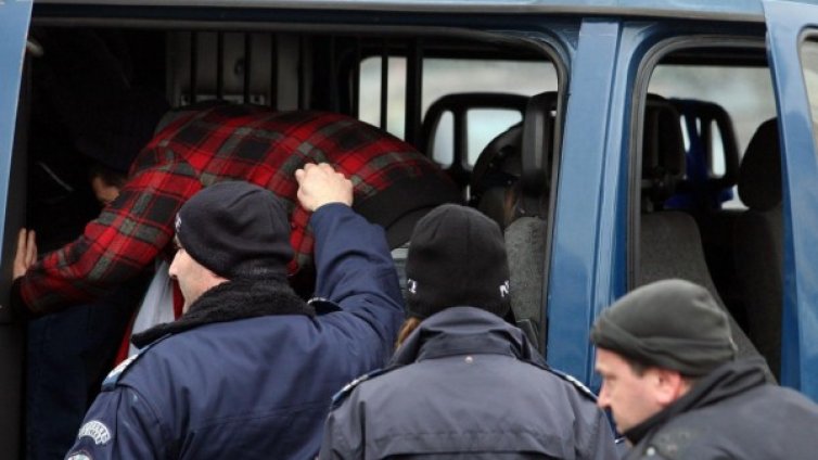 Пиян вилня в Шумен, удари полицай с камък