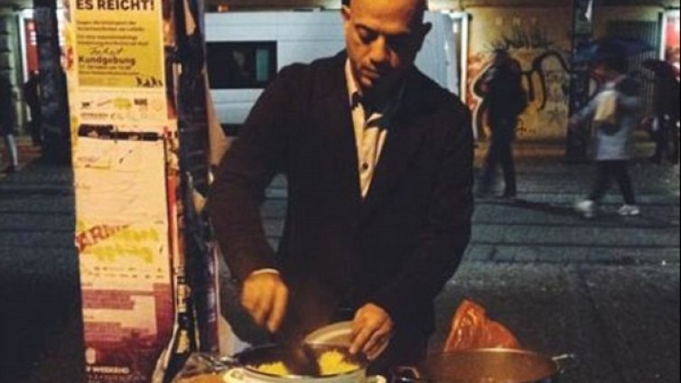 Нещо в замяна! Сириецът, който готви за бездомните в Германия