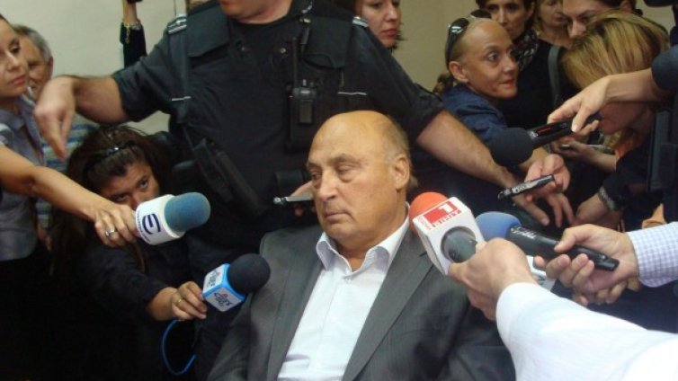 Цар Киро пак на съд &ndash; плюл и душил журналисти