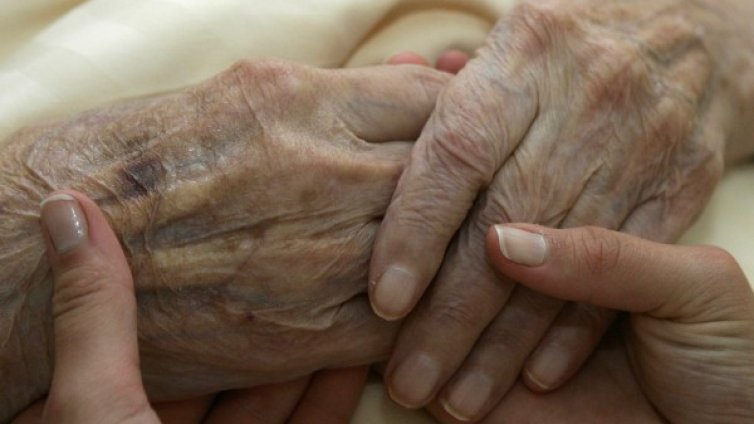 Нежелана: Баба живее в болница вече трети месец!