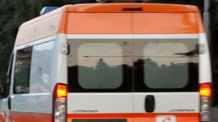 Шофьор помете пешеходци и се заби фатално в стълб