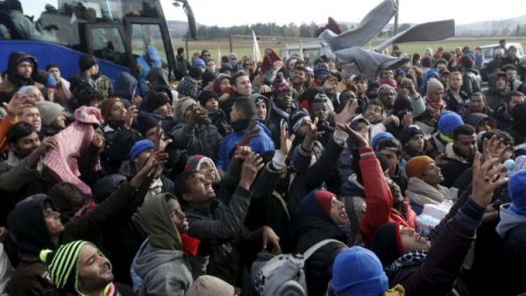 Връщат мигрантите от границата с Македония в Атина