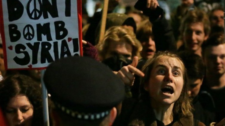 Британски бомбардировачи с първи удари в Сирия