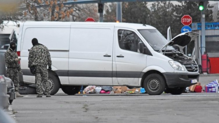 И сега какво? Единият арменец от буса си идва &ndash; сам!