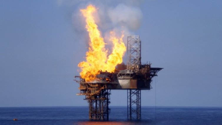 32 жертви при пожар на платформа в Каспийско море