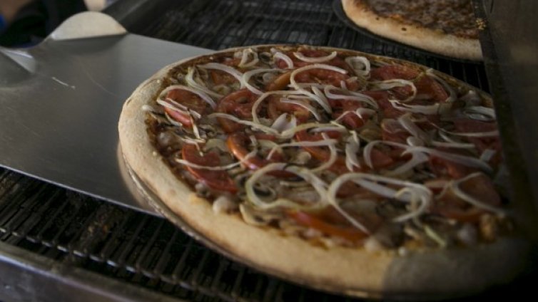 Куче простреля разносвач на пици