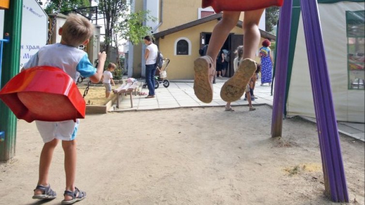 35 000 български деца зад граница! Само за 5 г.