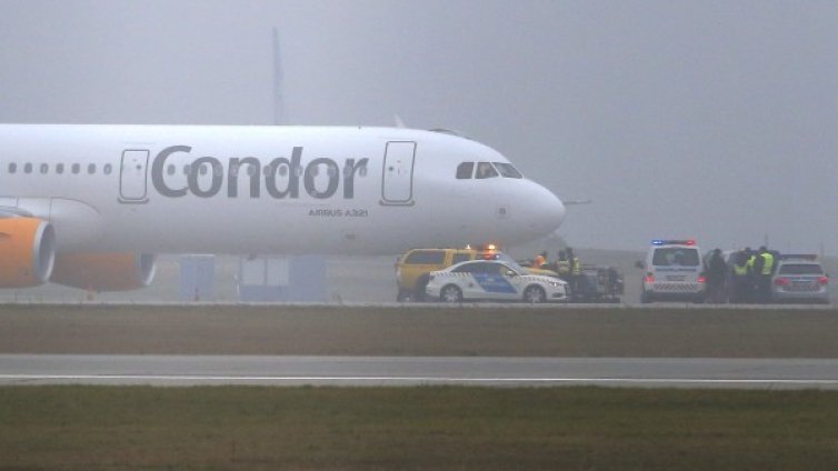 Няма бомба в самолета, кацнал в Будапеща