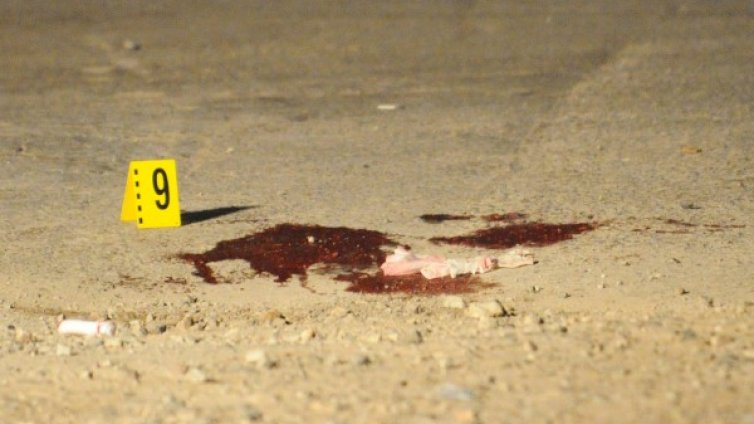 Подразнен, гардът гръмнал двамата в краката край мола