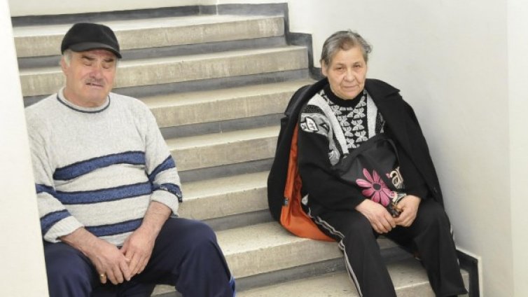 Мизерия в Дома за възрастни хора в Кула