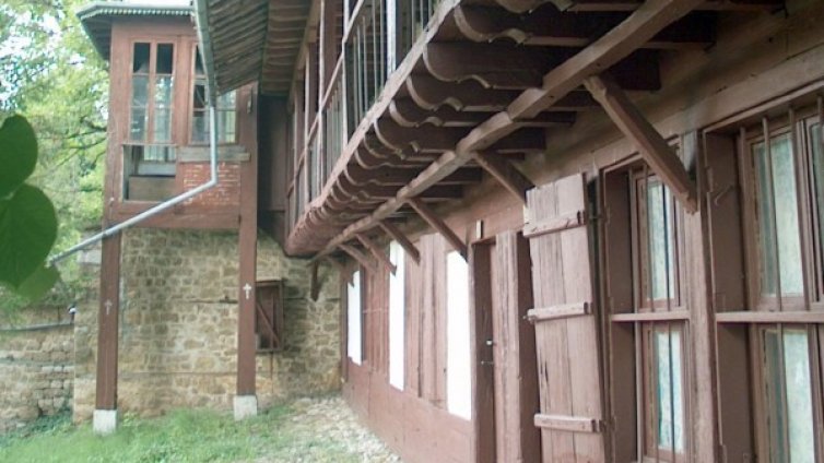 Приютен работник сви 8 бона от манастир в Арбанаси