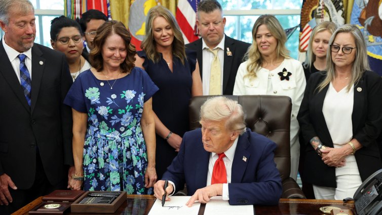 “Излез от стаята!”: Тръмп изгони висш служител от Овалния кабинет