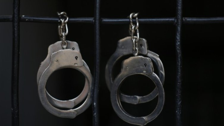 Да си пробват късмета! Мъже свиха лотарийни билети!