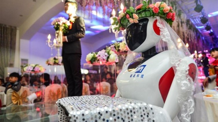 Нямате шаферка? Вземете си робот!