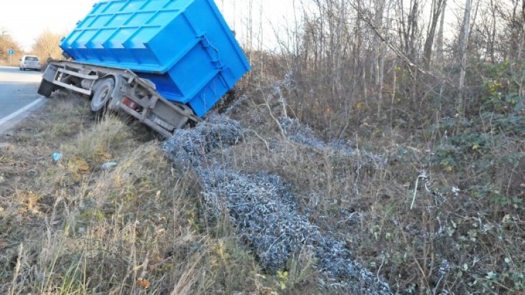 ТИР с метални стружки се обърна край Враца