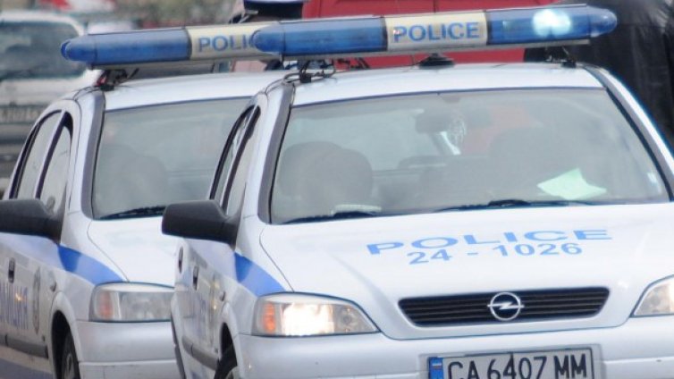 Заловиха 37 бежанци в бус край Стара Загора