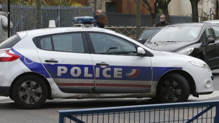 Оцелелият терорист от Париж е захвърлил колан с експлозиви