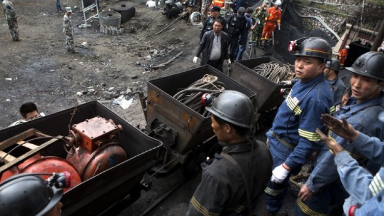 Най-малко 36 души загинаха при аварии в китайски мини