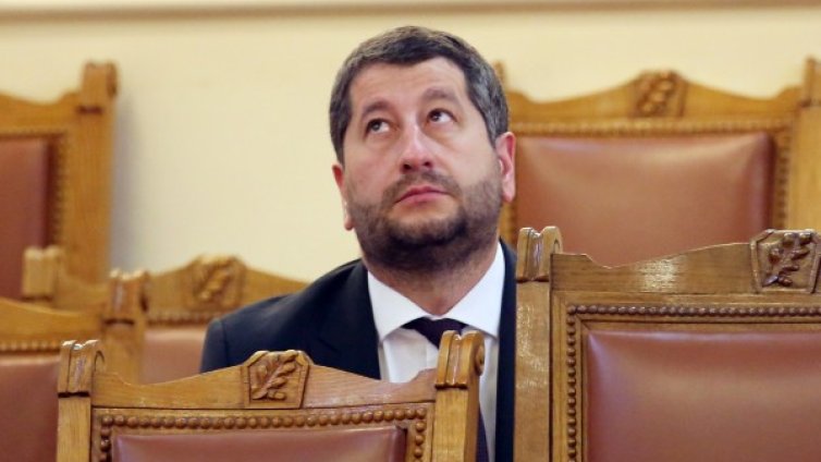 Захариева за запълване на грозната дупка ли е или...?  