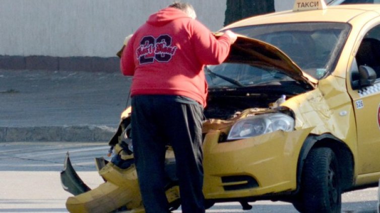 Такси се преобърна на пътя Стара Загора-Казанлък