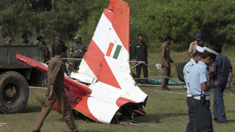 Десет загинаха при катастрофа на малък самолет край Делхи