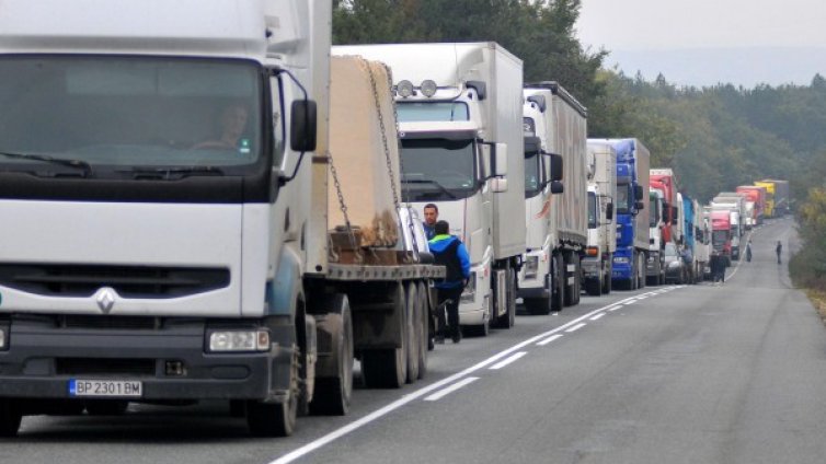 Спират камионите в празничните дни