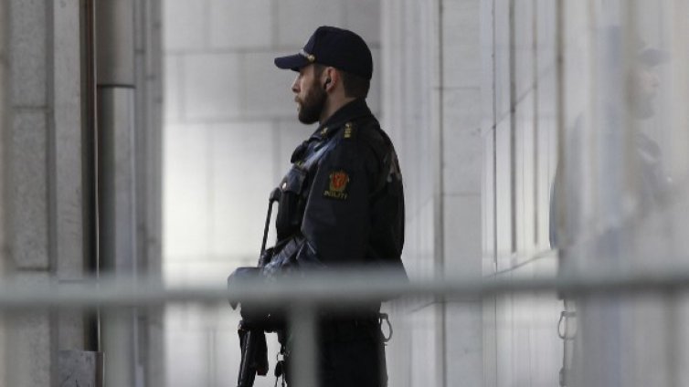 В Норвегия арестуваха пиян, качил се на покрива на парламента