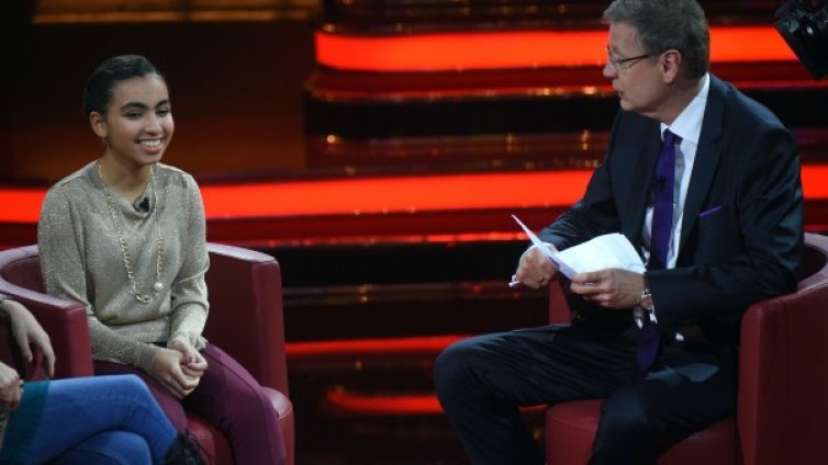 Момичето, което Меркел разплака, остава в Германия