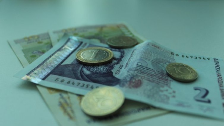 Двама възрастни мъже дадоха коледно пари на измамници