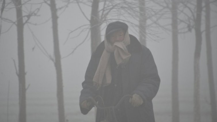 Хората в Китай настояват... за по-чист въздух на работното място