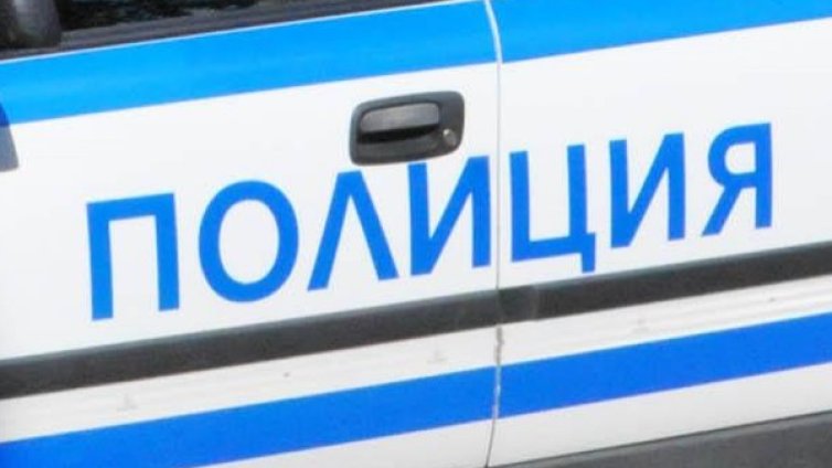 Психично болен замеря с ножове и кирка полицаи 