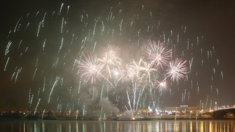 Чашите вдигнете и наздраве кажете! Честита нова 2016! 