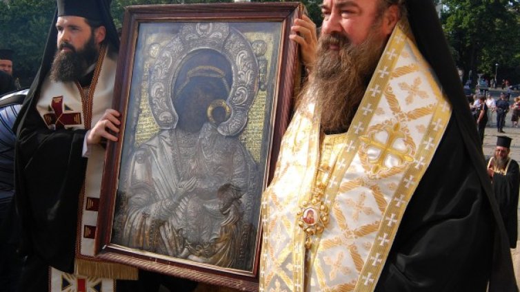 Бизнесмени дариха 500 бона за манастирски храм