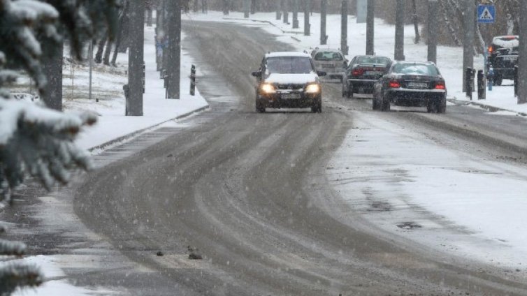 Снегът пак ни изненада &ndash; катастрофи в цялата страна 