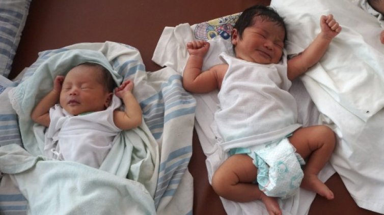 Близнаци с различни рождени дни? Ами, случва се