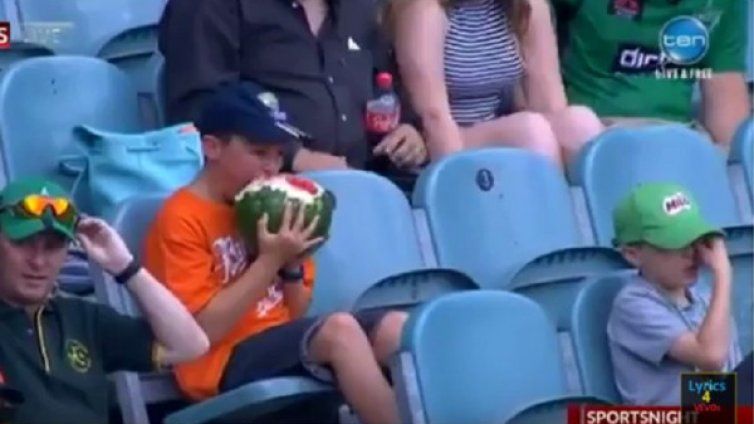 Хит в мрежата: Дете хапна диня, барабар с кората!